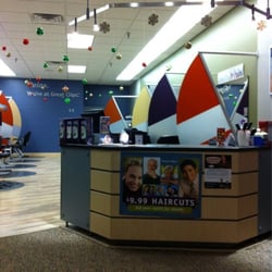 Great Clips - Front desk area from waiting area.