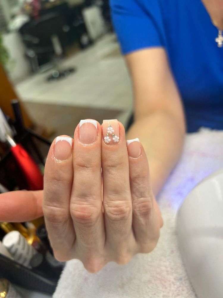 Miriela's Salon Logo