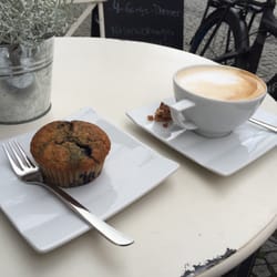 Zwei Und Zwanzig - Blaubeer Muffin und Veganer Cappuccino