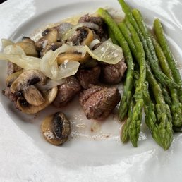 Steak tips with sautéed onions & mushrooms with asparagus