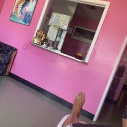 Merry Spa - Lobby (foot massage next to chair massage)