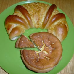La Roca Bakery - Bread Roll (75cents) and mini cheesecake ($1)