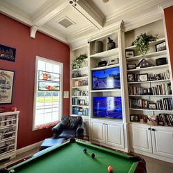 Depot Inn & Suites - Cozy corner of the lobby with train TV and billiards table