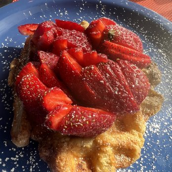 Shaky Alibi - Classic waffle with Strawberries - Coffee & Tea Near Me - Los Angeles, California