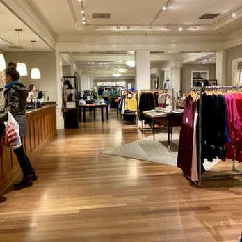 banana republic montgomery mall hours