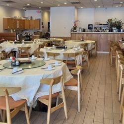 Cheung Hing - The large dining room with ample capacity.