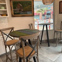 Judi's Deli - Seating