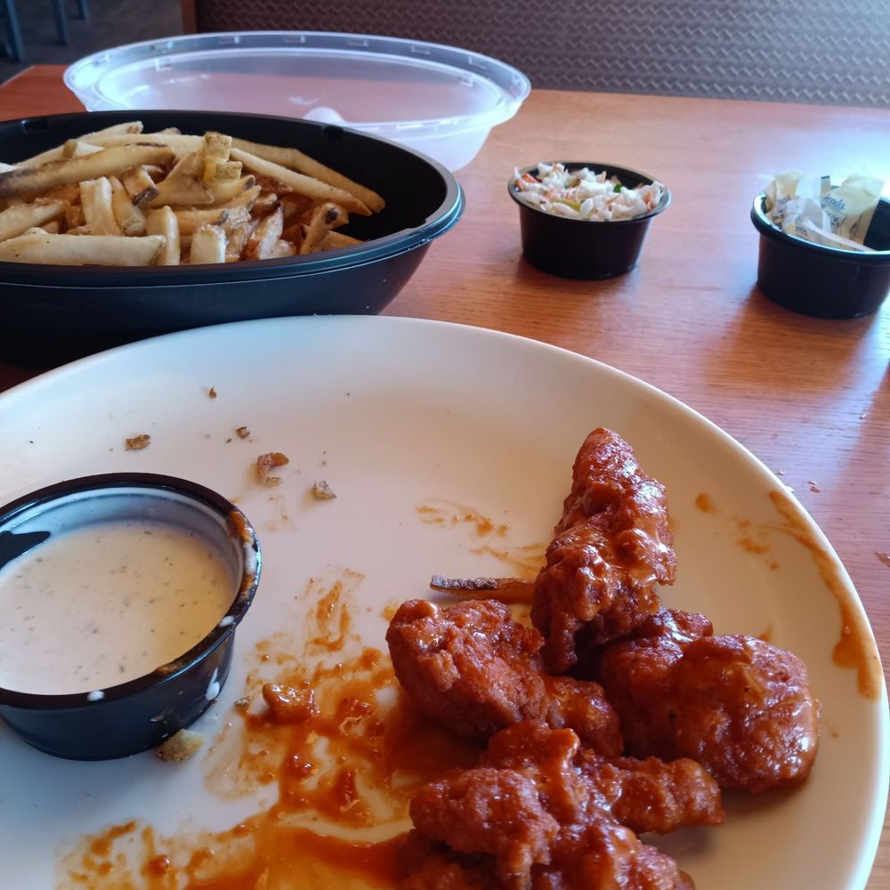 Applebee's Grill + Bar - Boneless chicken wings and fries - Sports Bars Near Me - Niles, Ohio