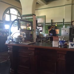 Betty's On Broadway - Quiet shop using the old bar in the Broadway Hotel (now a museum). Tea and coffees etc with light snacks melts etc.