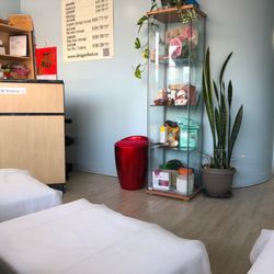 Dragon Feet Wellness Centre - Waiting area