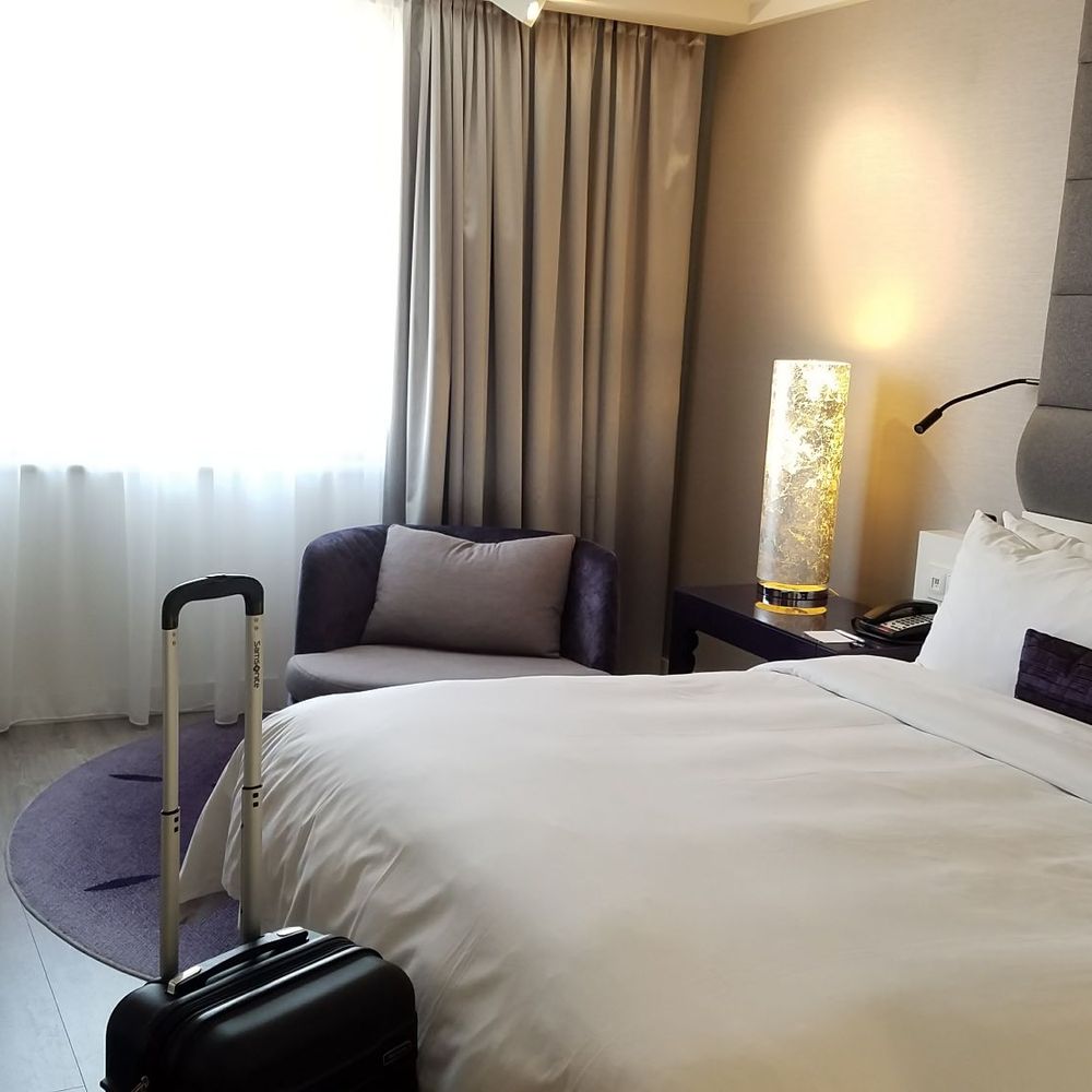 King sized bed.  For reference, that's a 20 inch carry on luggage.