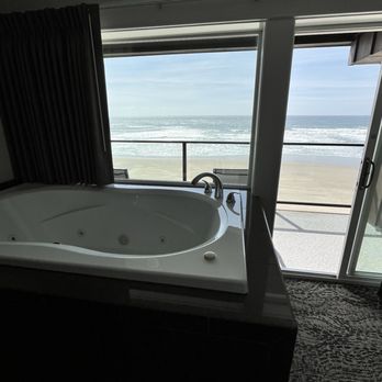 Starfish Manor - Tub with view - Hotels Near Me - Lincoln City, Oregon Starfish Manor - Tub with view - Hotels Near Me - Lincoln City, Oregon