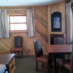 Four Seasons Lodge - Cabin interior
