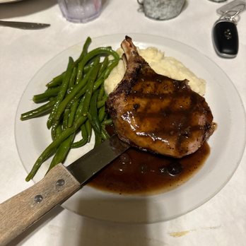 Roberto's River Road Restaurant - Pork chop, and green beans - Cajun/Creole Near Me - Sunshine, Louisiana