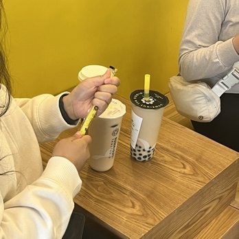 Sunright Tea Studio - Oolong milk tea, peach oolong milk tea - Bubble Tea Near Me - Long Beach, California Sunright Tea Studio - Oolong milk tea, peach oolong milk tea - Bubble Tea Near Me - Long Beach, California