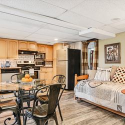LilyField Farm - Sunny open floor plan