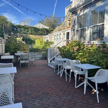 Carlisle House Inn - Breakfast patio - Hotels Near Me - Nantucket, Massachusetts
