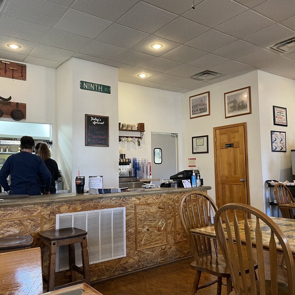 9th Street Cafe - Indoor - Breakfast & Brunch Near Me - Highland, Illinois
