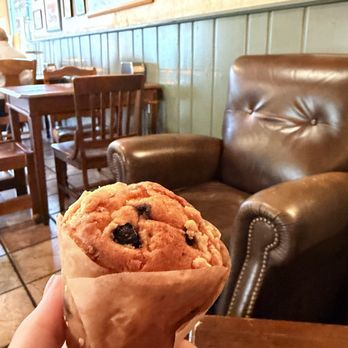 Uptowner Cafe - Blueberry crumb muffin - Cafes Near Me - Alexandria, Virginia