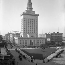 Oakland City Hall in 1914 - with the Plaza and Oak Tree - Picture taken from14th St. and Broadway
