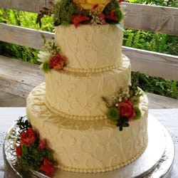 Cute Cakes Bakery & Café - Fresh fall flowers accent this gorgeous buttercream cake