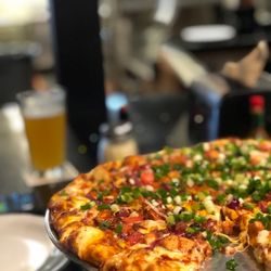 Round Table Pizza - Chicken Garlic Gourmet: Grilled chicken, garlic, mushrooms, tomatoes, red & green onions, and creamy garlic sauce