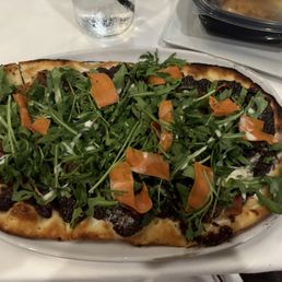 Flatbread with fig jam, arugula and prosciutto Flatbread with fig jam, arugula and prosciutto
