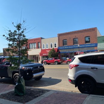 Kilwins Ice Cream - Chocolate - Fudge - cars parked on the side of the road - Ice Cream & Frozen Yogurt Near Me - Ludington, Michigan Kilwins Ice Cream - Chocolate - Fudge - cars parked on the side of the road - Ice Cream & Frozen Yogurt Near Me - Ludington, Michigan