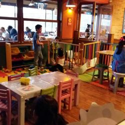 El Diez - Área de juegos para niños.3-4 niñeras,  bloques, manualidades,  pinta caritas, videojuego