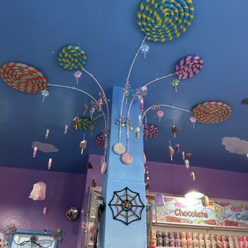 Lili's Candy shop - El techo está hermoso!!! - Candy Stores Near Me - San Francisco, California