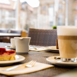 Hotel Chemnitzer Hof - Wie wäre es mit einer Tasse Kaffee und Kuchen auf der Terrasse unseres Opera Restaurant & Lounge mit einmaligem Blick auf den Theaterplatz?