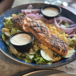 Salad with salmon and ranch
