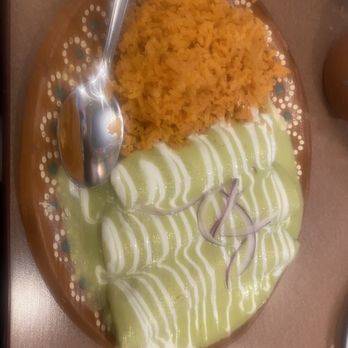 El Sazon de los Abuelos - Enchilada suizas de pollo delicioso - Mexican Near Me - Tecate, BCN