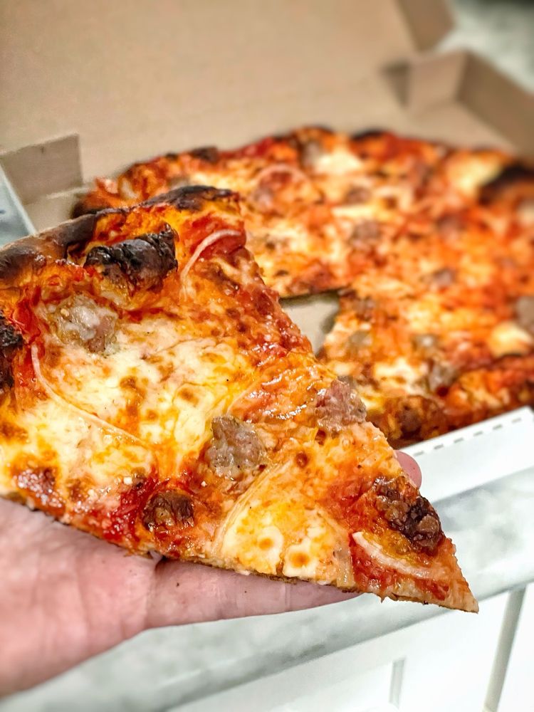 Food from Zee’s Pizzeria