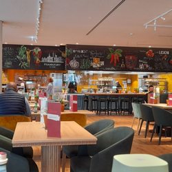 Vapiano - Innenraum Blick auf die Küche