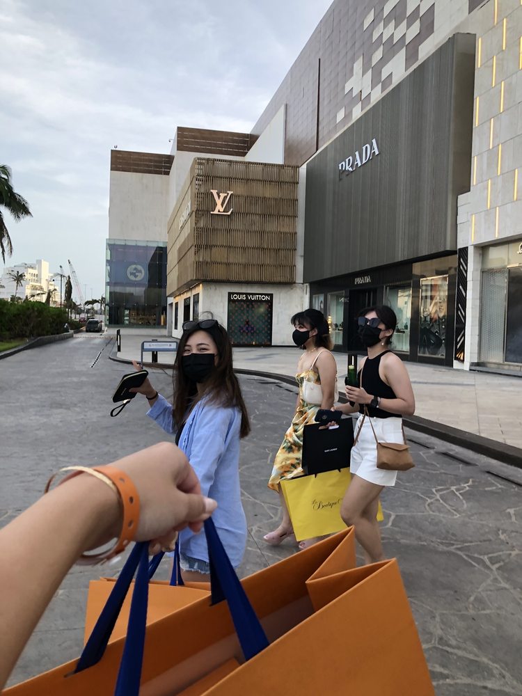 Louis Vuitton Cancun la Isla Fashion Harbour