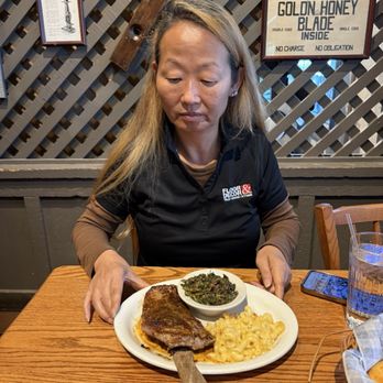 Cracker Barrel Old Country Store - Sirloin steak with Mmmm Mac & Cheeseand Bowl of Turnip Greens - American Near Me - McDonough, Georgia