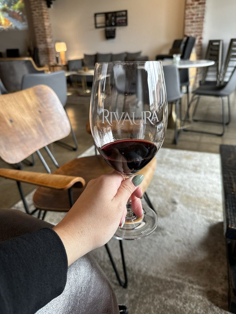 Rivaura Estate Vineyards & Winery Logo
