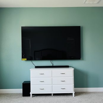 Bay Area Wall Mounts - TV wall mounted in the master bedroom. - Home Theatre Installation Near Me Bay Area Wall Mounts - TV wall mounted in the master bedroom. - Home Theatre Installation Near Me