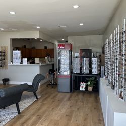Zone 2 Optometry - Waiting area and showroom