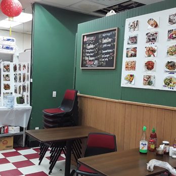 Hot-N-Spicy - Overview of the restaurant area in the back - Laotian Near Me - Madison, Wisconsin
