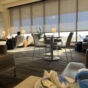 United Club - Spacious lounge overlooking the runway - Airport Lounges Near Me - Honolulu, Hawaii United Club - Spacious lounge overlooking the runway - Airport Lounges Near Me - Honolulu, Hawaii