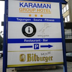 Karaman Group Restaurant - Hinweisschild am Eingangsbereich
