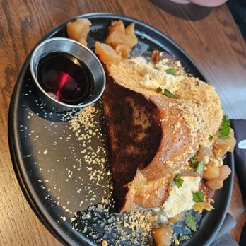 Bloom Boutique Bar & Eatery - Apple Streusel French Toast - New American Near Me - Albany, New York