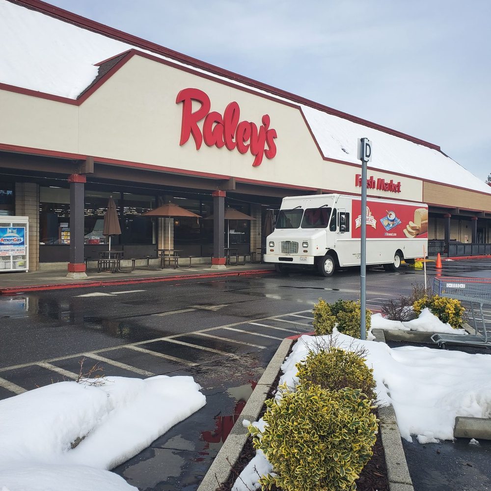 Raley's - Outside of Raleys - Grocery Near Me - Grass Valley, California