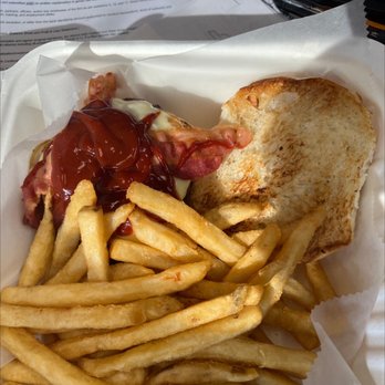 Blarney Stone - Cheeseburger with bacon and chipotle catsup! - Pubs Near Me - Syracuse, New York