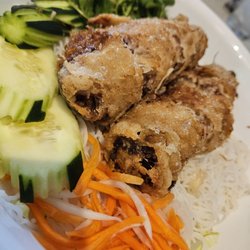 Thanh Truc - Egg roll salad