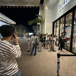 Brandy Melville - line outside on a weekend