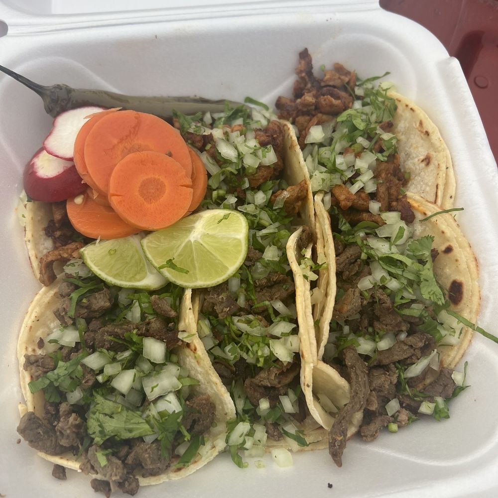 Tacos al pastor y carne asada Tacos al pastor y carne asada