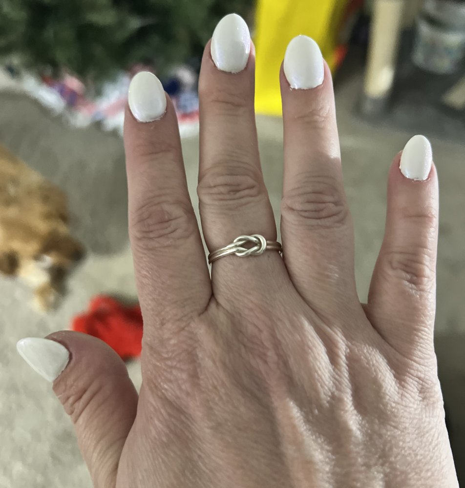 Modern Nails & Spa Logo